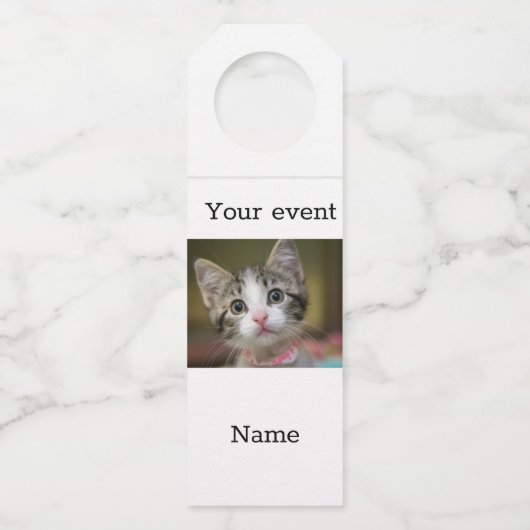 Ein niedliches Kätzchen mit grünen Augen Flaschenanhänger (Vorderseite)