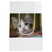 Ein niedliches Kätzchen mit grünen Augen Mittlere Geschenktüte (Rückseite)