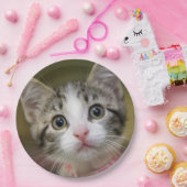Ein niedliches Kätzchen mit grünen Augen Pappteller (Party)