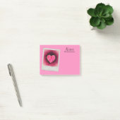 Ein Niedliches, von Hand gezogenes rosa Herz auf e Post-it Klebezettel (Büro)