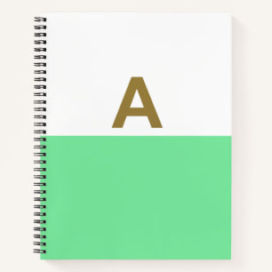 Ein Notizbuch mit goldenem Anfangsbuchstaben