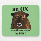 Ein Ochse, der aus der Schachtel denkt Mousepad (Vorne)