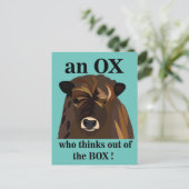Ein Ochse, der aus der Schachtel denkt Postkarte (Stehend Vorderseite)