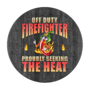 Ein Off-Duty Fire Fighter Chili sucht scharfe Lebe Schneidebrett