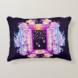 Ein offenes Vintages Fenster mit Anhängern an eine Dekokissen