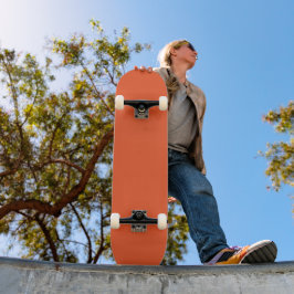 ein orangefarbener Hintergrund mit schwarzer Grenz Skateboard