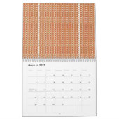 Ein orangefarbener Teppich mit einem texturierten  Kalender (Mär 2027)