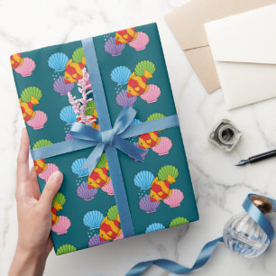 Ein orangefarbener tropischer Fisch und pastellfar Geschenkpapier