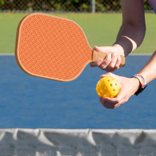 ein orangefarbener und gelber Hintergrund mit klei Pickleball Schläger