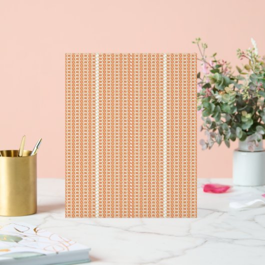 ein orangefarbener und weißer Streifen mit kleinem Acrylschild (Hochzeit)