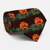 Ein orangefarbenes Marigold mit gelben Tipps Krawatte (Gerollt)
