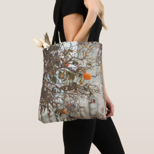 Ein Orangenbaum in einer romantischen Altstadt Tasche