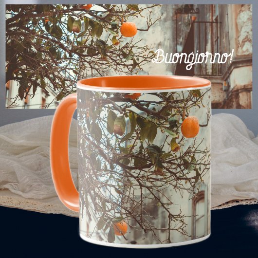 Ein Orangenbaum in einer romantischen Altstadt Tasse
