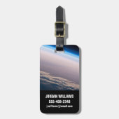 Ein orbitaler Sonnenuntergang vor der Küste von Ca Gepäckanhänger (Vorderseite vertikal)