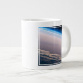 Ein orbitaler Sonnenuntergang vor der Küste von Ca Jumbo-Tasse (Vorderseite Rechts)