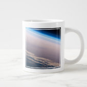 Ein orbitaler Sonnenuntergang vor der Küste von Ca Jumbo-Tasse (Rechts)