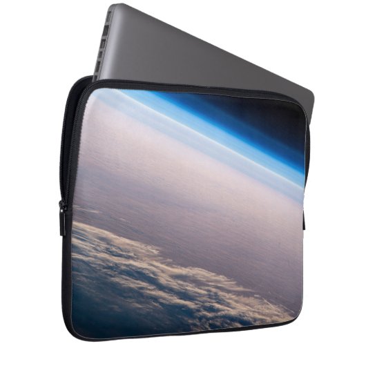 Ein orbitaler Sonnenuntergang vor der Küste von Ca Laptopschutzhülle (Vorne Rechts)