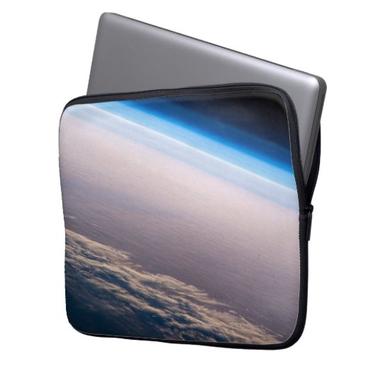 Ein orbitaler Sonnenuntergang vor der Küste von Ca Laptopschutzhülle (Vorderseite Links)