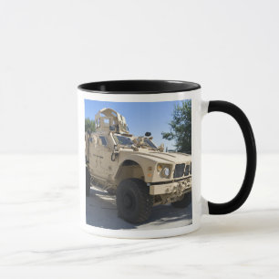 Ein Oshkosh M-ATV Tasse