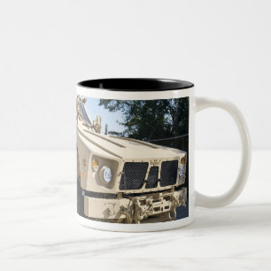 Ein Oshkosh M-ATV Zweifarbige Tasse
