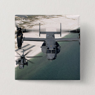 Ein Osprey CV-22 und ein MH-53 pflastern Tief Button