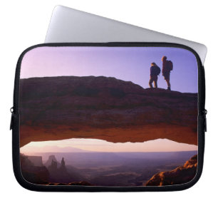 Ein paar beobachten Sonnenaufgang vom Mesa Arch in Laptopschutzhülle