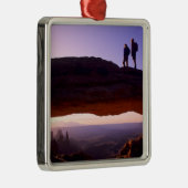 Ein paar beobachten Sonnenaufgang vom Mesa Arch in Ornament Aus Metall (Rechts)