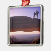 Ein paar beobachten Sonnenaufgang vom Mesa Arch in Ornament Aus Metall (Links)