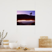 Ein paar beobachten Sonnenaufgang vom Mesa Arch in Poster (Küche)
