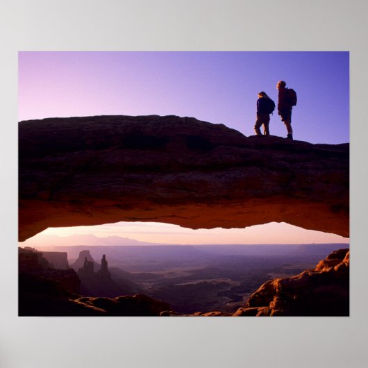 Ein paar beobachten Sonnenaufgang vom Mesa Arch in Poster (Vorne)