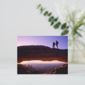 Ein paar beobachten Sonnenaufgang vom Mesa Arch in Postkarte (Stehend Vorderseite)
