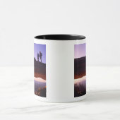 Ein paar beobachten Sonnenaufgang vom Mesa Arch in Tasse (Zentrum)