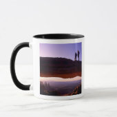 Ein paar beobachten Sonnenaufgang vom Mesa Arch in Tasse (Links)
