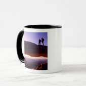 Ein paar beobachten Sonnenaufgang vom Mesa Arch in Tasse (Vorderseite Links)