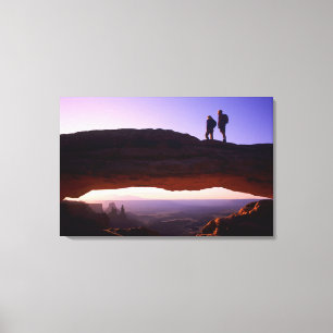 Ein Paar beobachtet den Sonnenaufgang auf dem Mesa Leinwanddruck