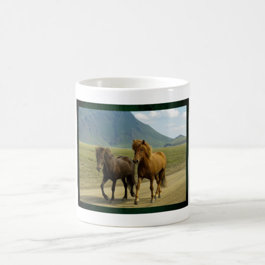 Ein Paar brauner isländischer Ponies Lanscape Kaffeetasse (Mittel)