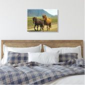 Ein Paar brauner isländischer Ponys Leinwanddruck (Insitu (Schlafzimmer))