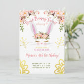 Ein paar Bunny Sweet Gold Floral Kaninchen Gesicht Einladung (Stehend Vorderseite)