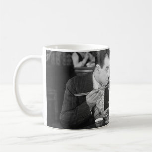 Ein Paar, das ein Nudel in einem Restaurant teilt, Kaffeetasse