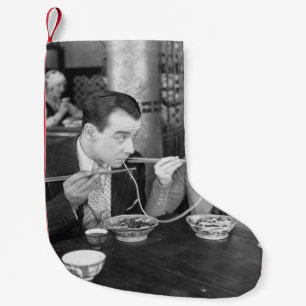Ein Paar, das ein Nudel in einem Restaurant teilt, Kleiner Weihnachtsstrumpf