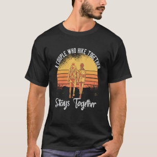 Ein Paar, das zusammen wandert, bleibt zusammen T-Shirt