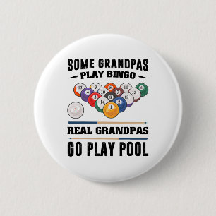 Ein paar Grandpas spielen Bingo Button