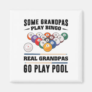 Ein paar Grandpas spielen Bingo Magnet
