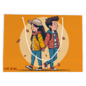 Ein paar Händchen, die im Herbst zusammenlaufen Große Geschenktüte (Rückseite)