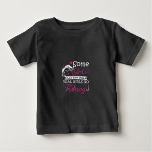 ein paar Mädchen spielen mit Puppen echte Mädchen  Baby T-shirt