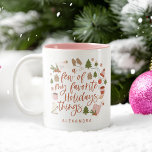 Ein paar meiner Lieblings-Urlaub Dinge Illustratio Zweifarbige Tasse<br><div class="desc">Ist Weihnachten Ihre Lieblingssaison und -zeit des Jahres? Dann werden Sie unsere lustige Weihnachtskaffee-Tasse "Ein paar meiner Lieblings-Feiertage-Dinge" Liebe. Das Design bietet ein lustiges typografisches Holiday Sprichwort "A Few of My Favorite Holiday Things" zusammen mit unseren handgezeichnet lustigen Winter- und Weihnachtsartikeln: Pullover, Hut, warme Getränke, Lebkuchenhaus, Milben, Ziergegenstände, Winterfoliendekorationen, Eis...</div>