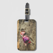 Ein Paar moderne Sonnenbrille auf dem Strand Gepäckanhänger (Vorderseite Vertikal)