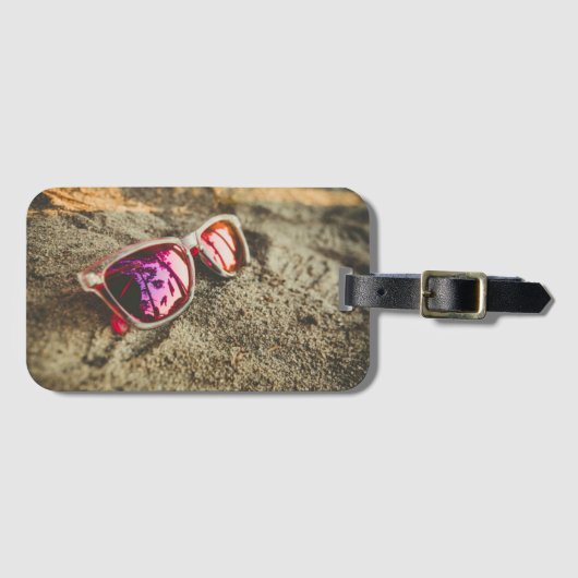 Ein Paar moderne Sonnenbrille auf dem Strand Gepäckanhänger (Vorderseite (Horizontal))