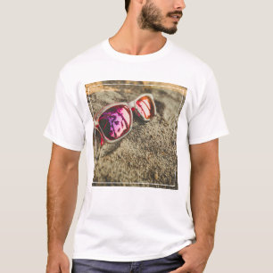 Ein Paar moderne Sonnenbrille auf dem Strand T-Shirt