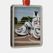 Ein Paar neue weiße laufende Trainer werden Silbernes Ornament (Rechts)